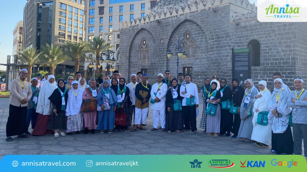 Jamaah umroh di dekat Masjid Ghamamah Madinah