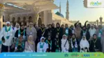 Jamaah umroh wanita di pelataran Masjid Nabawi saat payung terbuka