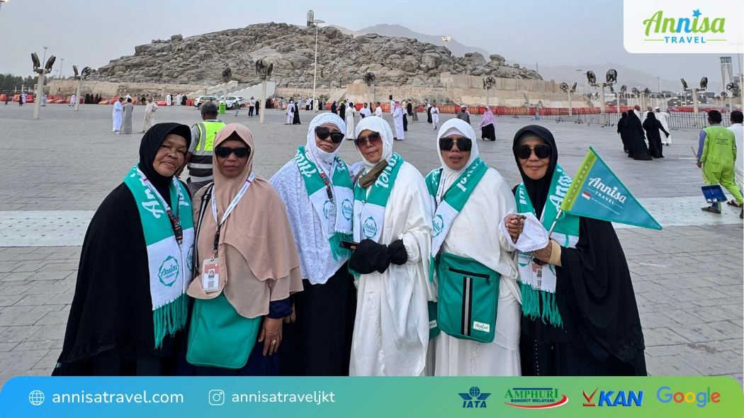 Jamaah wanita di Jabal Uhud saat umroh Rabiul Akhir