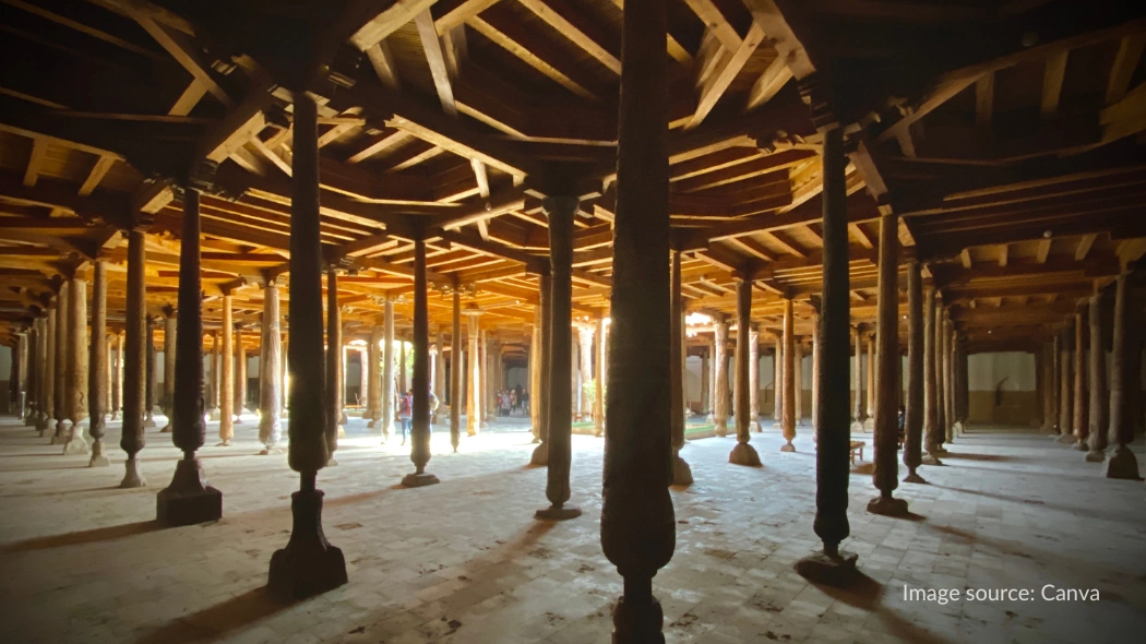 Tiang kayu di Masjid Juma
