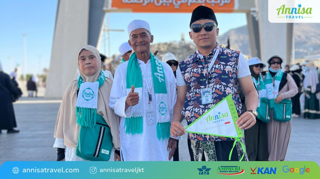 Tour leader Annisa Travel bersama jamaah lansia