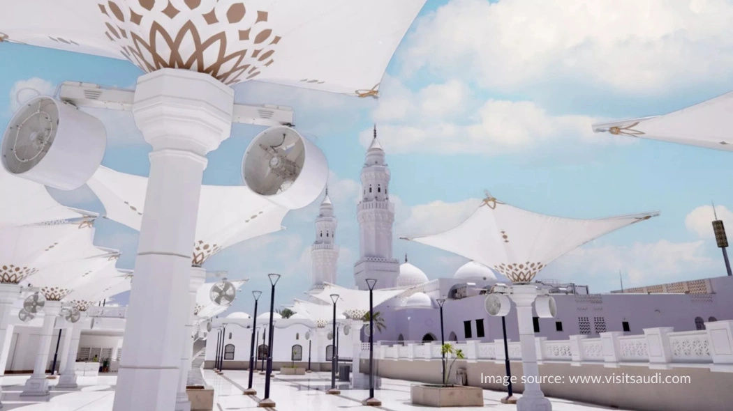Area outdoor Masjid Qiblatain