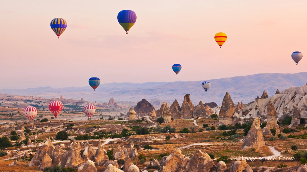 Balon udara yang terbang di kawasan Cappadocia