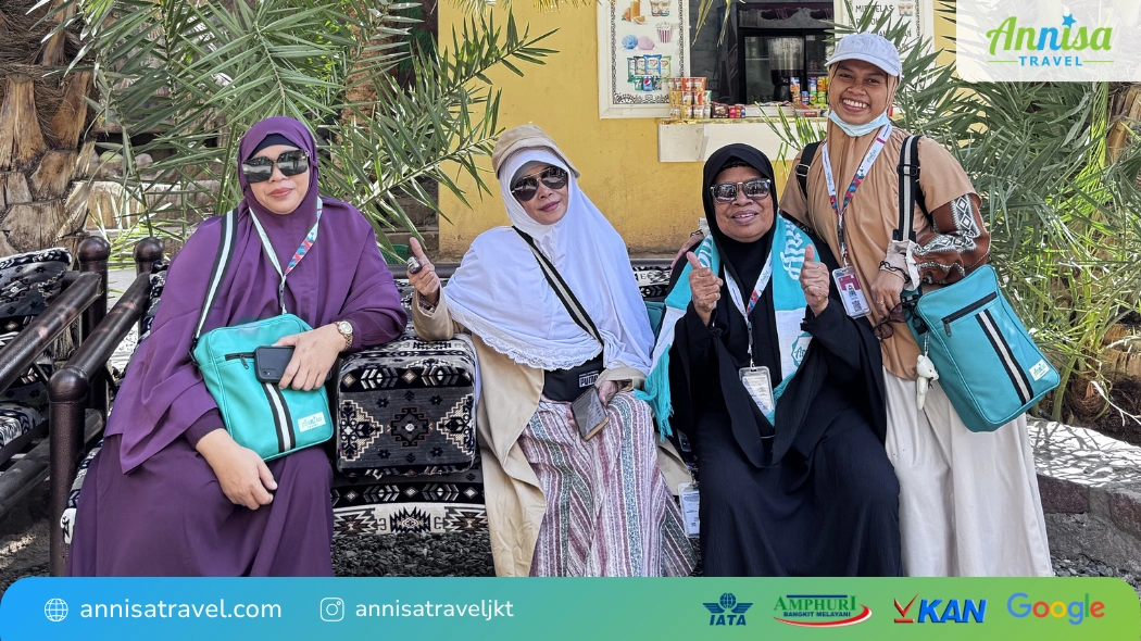 Jamaah Annisa Travel di kebun kurma Madinah