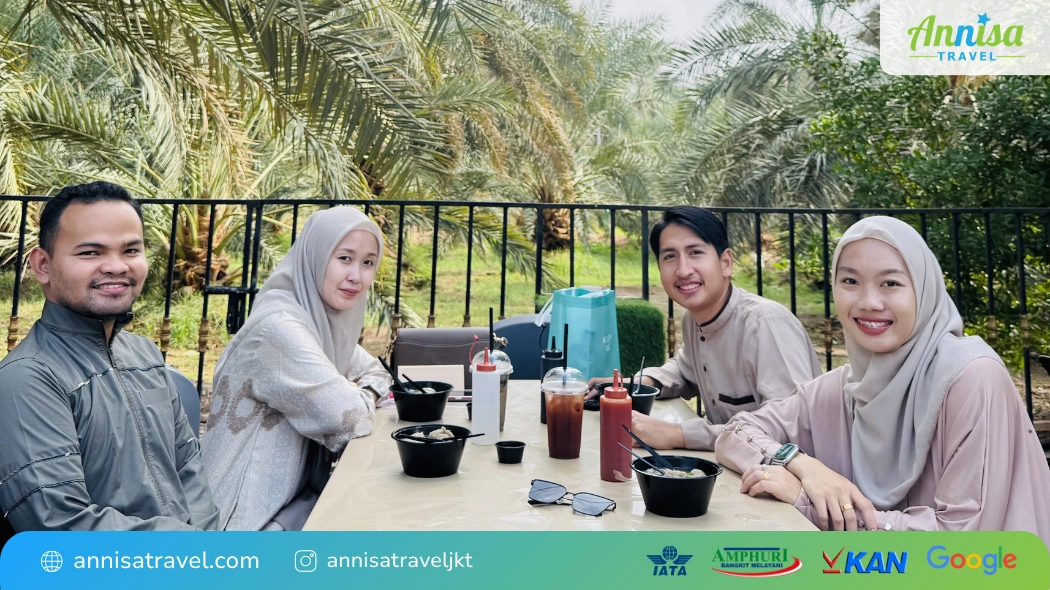 Jamaah Annisa Travel yang tengah kulineran di kebun kurma Madinah