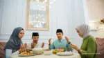 Satu keluarga yang berbuka puasa bersama