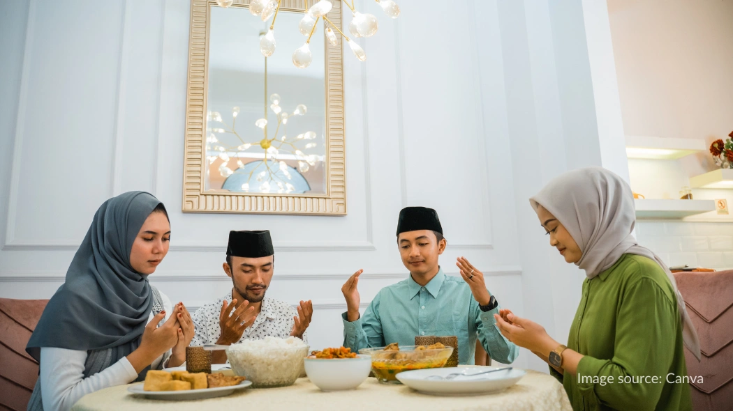 Satu keluarga yang berbuka puasa bersama