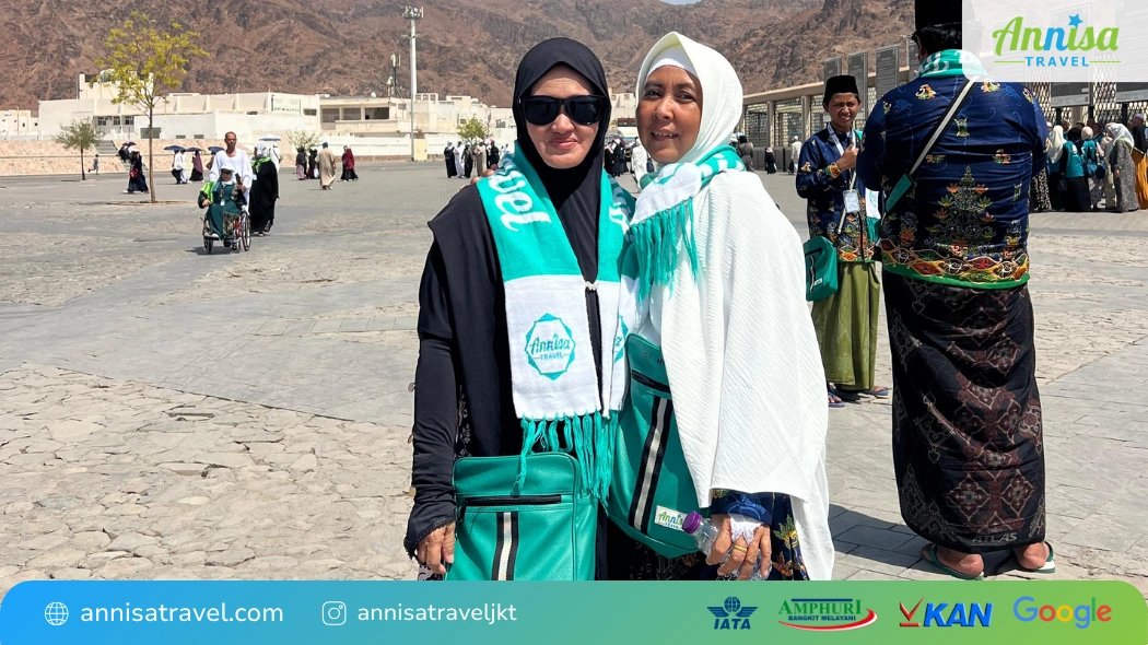Dua jamaah wanita Annisa Travel