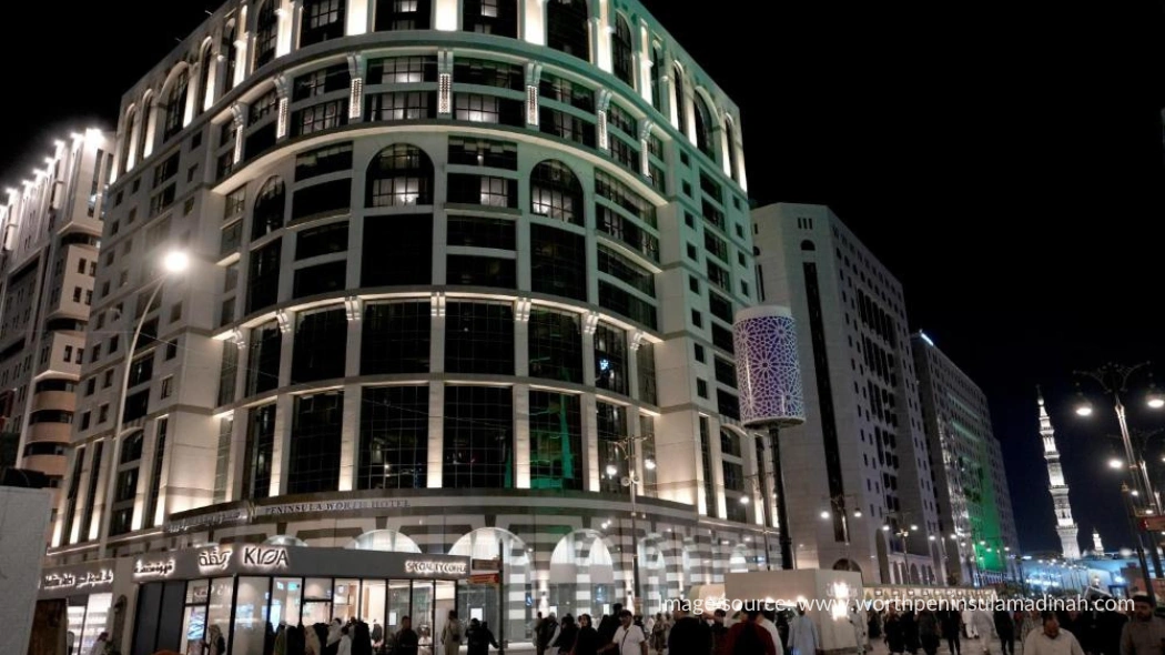 Hotel Peninsula Worth Madinah saat malam hari