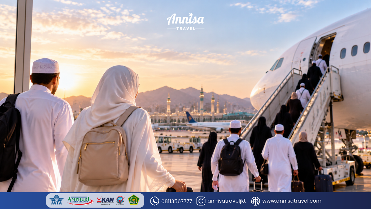 Jamaah umrah bersiap melakukan perjalanan dengan pesawat menuju Arab Saudi.
